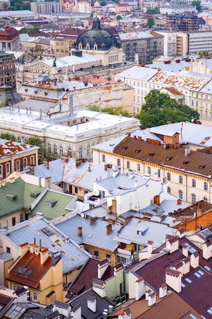 Lviv do ponto de vista de um pássaro. Cidade de cima. Lviv, vista da cidade da torre. Telhados coloridos