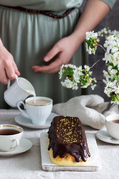 Lviv Käsekuchen, ein traditionelles ukrainisches Dessert mit Rosinen, überzogen mit Schokoladenglasur.