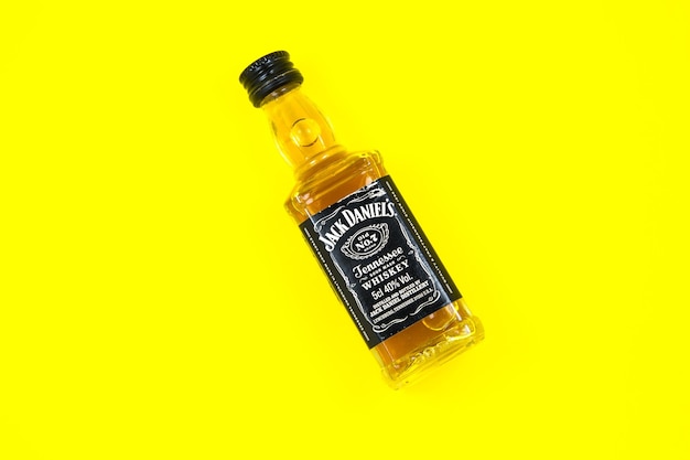 LVIV UCRÂNIA 20 de março de 2021 garrafa de uísque Jack Daniels de tamanho pequeno em fundo amarelo