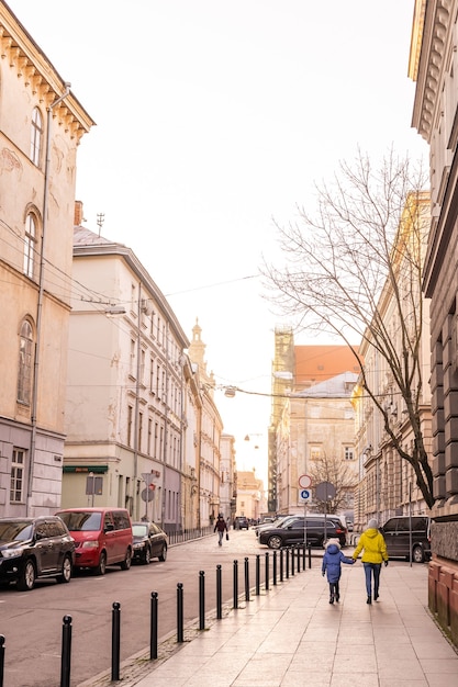 LVIV, UCRÂNIA - 28 de dezembro de 2020: Ano Novo e Natal na cidade europeia de Lviv