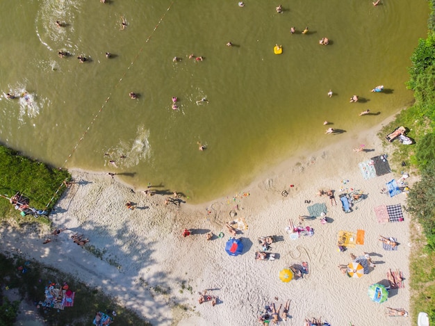 LVIV UCRÂNIA 9 de junho de 2018 pessoas tomando banho de sol nadando descansando na praia de areia perto da vista aérea do lago