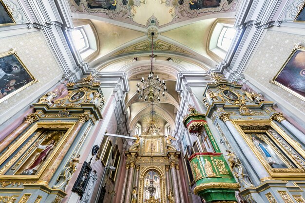 LVIV UCRÂNIA AGOSTO DE 2019 cúpula interior e olhando para um antigo teto de igreja gótica ou barroca e abóbada