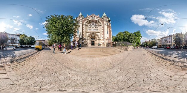 LVIV UCRÂNIA AGOSTO DE 2019 Panorama hdri esférico completo e sem costura 360 graus no pátio perto da antiga igreja gótica em projeção equirretangular com conteúdo de zênite e nadir VR com zênite