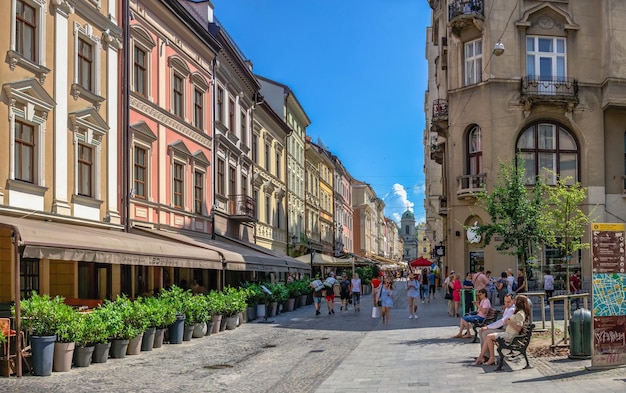 Lviv, Ucrania 07.07.2021. Calle Shevska street en el casco antiguo de Lviv, Ucrania, en un día soleado de verano