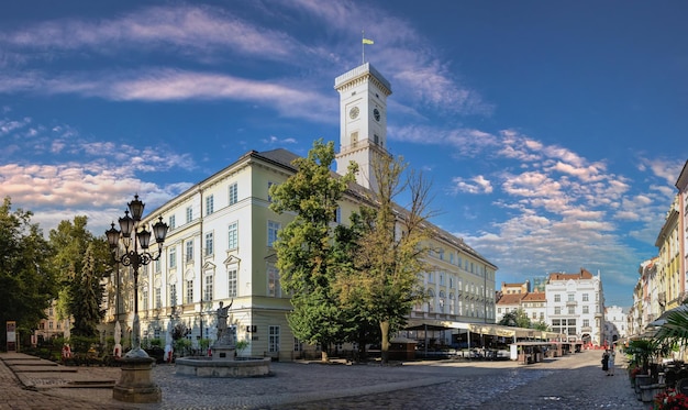 Lviv, Ucrânia 07.07.2021. Câmara municipal na Praça do Mercado de Lviv, Ucrânia, em um dia ensolarado de verão