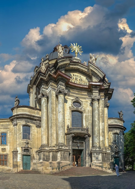 Lviv, ucrânia 07.07.2021. igreja dominicana e mosteiro da sagrada eucaristia em lviv, ucrânia, em um dia ensolarado de verão