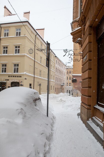 Lviv, Ucrania - 12 de febrero de 2021: calles de la ciudad después de la tormenta de nieve