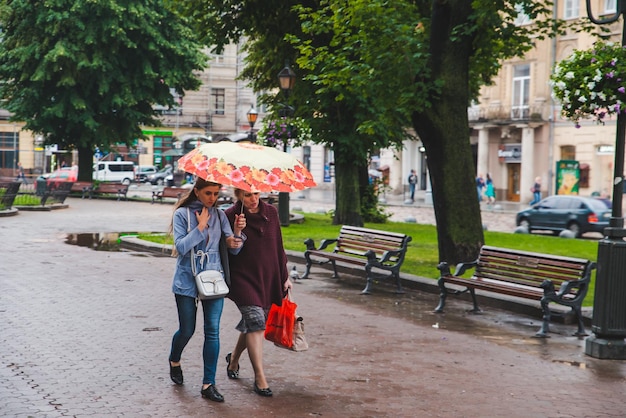 Lviv ucrânia 14 de junho de 2018 pessoas andando pela praça com guarda-chuva