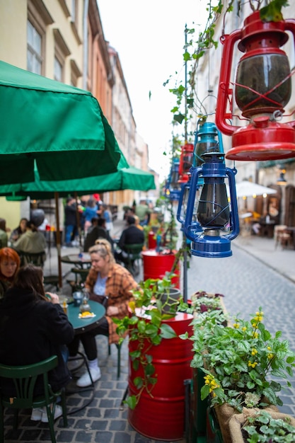 Lviv Ucrania 14 de mayo de 2021 personas en el café de la calle al aire libre flexionando hablando relajante