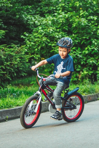 Lviv Ucrania 23 de junio de 2019 Niño pequeño montando en bicicleta con casco