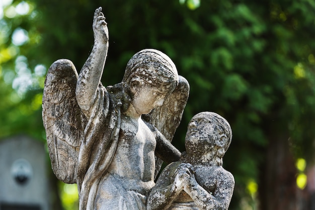 Lviv, Ucrania - 25 de mayo de 2020: Antiguo cementerio Lychakiv en Lviv. Antigua estatua en la tumba en el cementerio Lychakivskyj