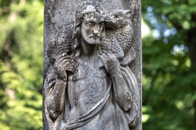 Lviv, Ucrania - 25 de mayo de 2020: Antiguo cementerio Lychakiv en Lviv. Antigua estatua en la tumba en el cementerio Lychakivskyj