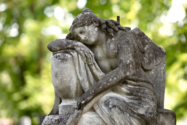 Lviv, Ucrania - 25 de mayo de 2020: Antiguo cementerio Lychakiv en Lviv. Antigua estatua en la tumba en el cementerio Lychakivskyj