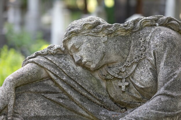 Lviv, Ucrania - 25 de mayo de 2020: Antiguo cementerio Lychakiv en Lviv. Antigua estatua en la tumba en el cementerio Lychakivskyj