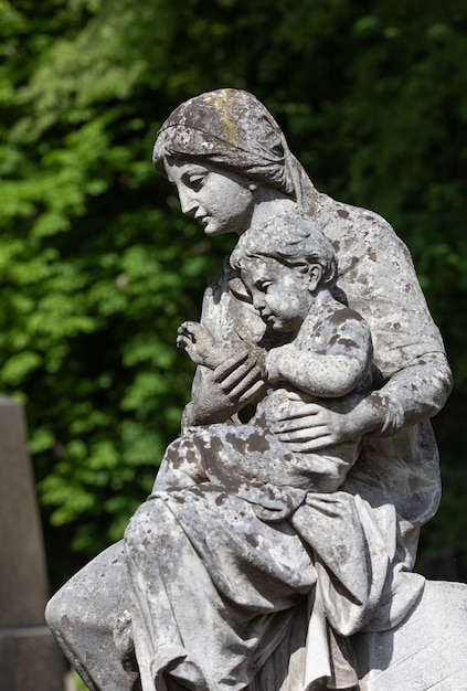 Lviv, Ucrania - 25 de mayo de 2020: Antiguo cementerio Lychakiv en Lviv. Antigua estatua en la tumba en el cementerio Lychakivskyj