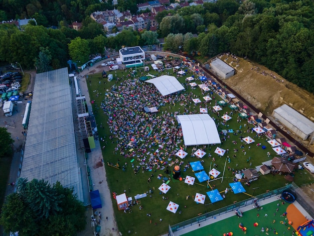 Lviv, Ucrânia - 26 de junho de 2021: vista superior aérea do festival de jazz de lviv no verão