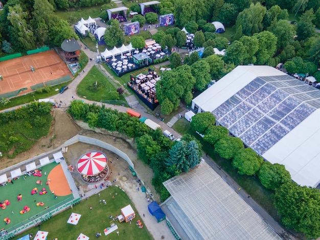 Lviv, Ucrânia - 26 de junho de 2021: vista superior aérea do festival de jazz de lviv no verão