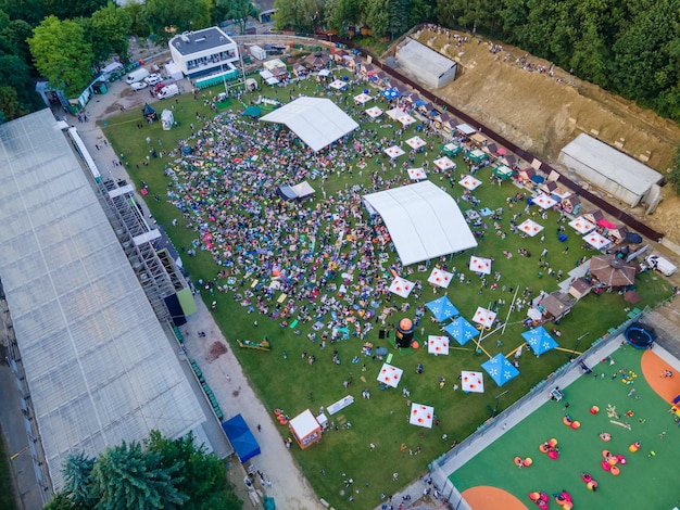 Lviv, Ucrânia - 26 de junho de 2021: vista superior aérea do festival de jazz de lviv no verão