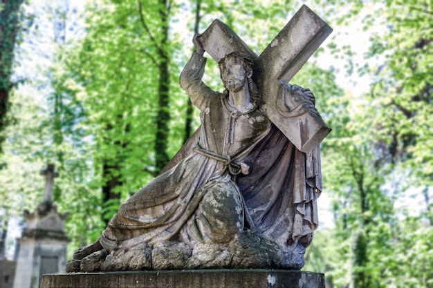 Lviv, Ucrania - 27 de abril de 2016: Antigua estatua en la tumba en el cementerio Lychakivskyj de Lviv, Ucrania. Museo-Reserva Oficialmente Estatal de Historia y Cultura - Cementerio Lychakiv