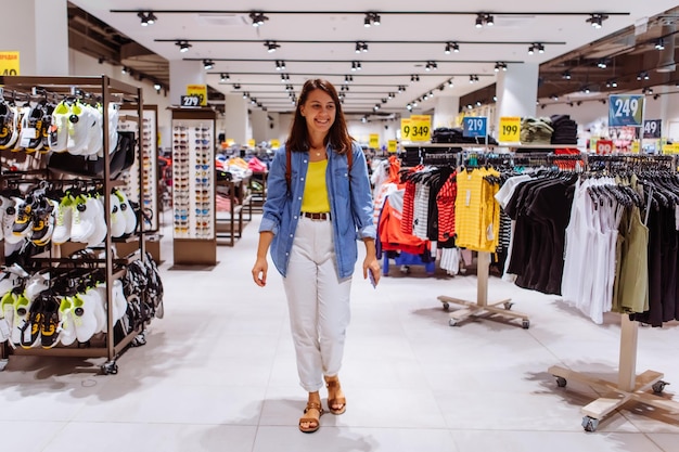 Lviv Ucrania 27 de julio de 2019 vista de la tienda de ropa