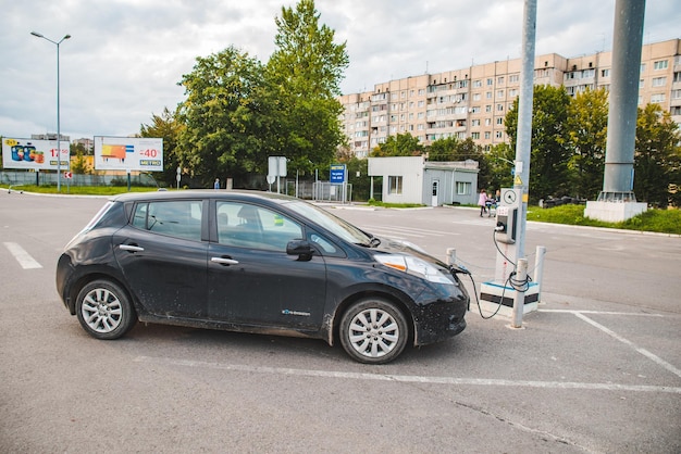 LVIV UCRANIA 28 de agosto de 2018 carga de coches eléctricos en el estacionamiento del centro comercial aria