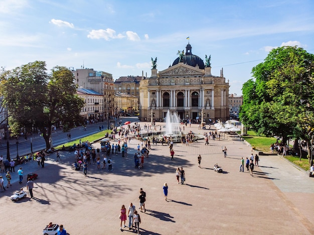 LVIV UCRANIA 3 de junio de 2018 plaza antes de la vista aérea de la ópera de lviv