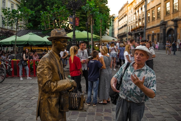 Lviv ucrânia 5 de julho de 2018 estátua ao vivo homem sênior falando no centro do conceito de turismo da cidade turística