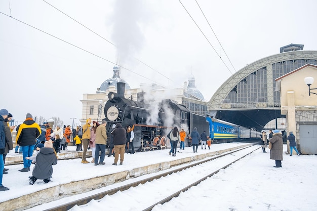 Lviv Ucrânia 9 de janeiro de 2022 turistas perto do antigo trem-tronco