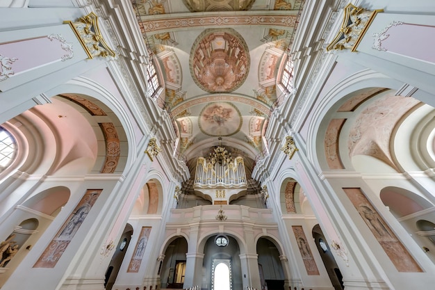 LVIV UCRANIA AGOSTO DE 2019 Cúpula interior y mirando hacia el techo y la bóveda de una antigua iglesia católica gótica o barroca