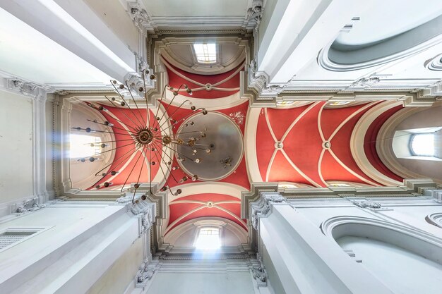 Foto lviv ukrain august 2019 innenkuppel und blick in eine alte gotische unierte kirchendecke