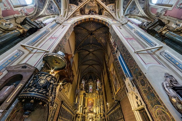 LVIV UKRAIN AUGUST 2019 Innenkuppel und Blick in eine alte gotische unierte Kirchendecke