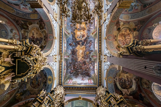 LVIV UKRAIN MAIO 2019 cúpula interior e olhando para um antigo teto de igreja católica de defesa