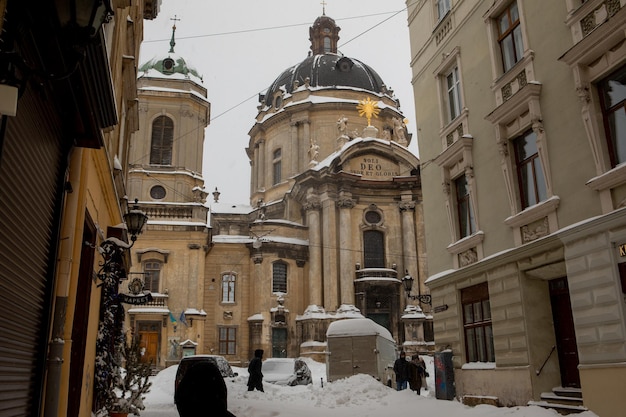 Lviv, Ukraine - 12. Februar 2021: Straßen der Stadt nach Schneesturm