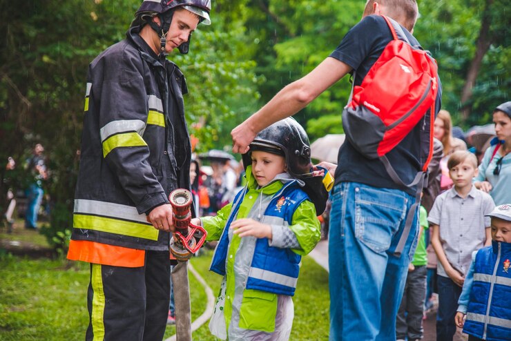 LVIV UKRAINE 17. Juli 2018 Familien mit Kindern, die am Park spazieren gehen, professionelle Kindertagesferien