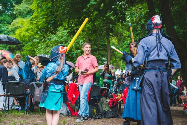 LVIV UKRAINE 17. Juli 2018 Familien mit Kindern, die am Park spazieren gehen, professionelle Kindertagesferien