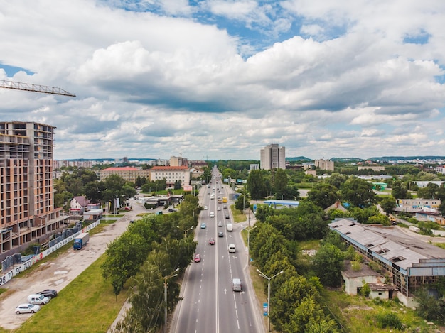 LVIV UKRAINE 25. Juni 2018 Draufsicht auf die Straße mit Baustellenwohnungen Stadtentwicklung