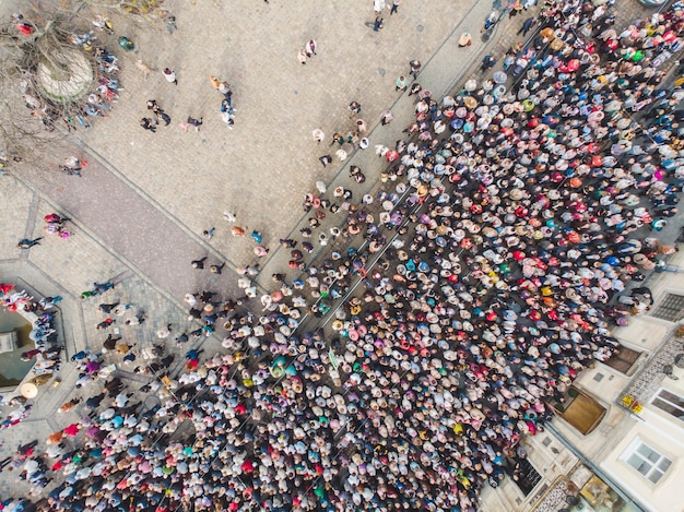 LVIV UKRAINE 7. Oktober 2018 Luftbild religiöse Prozession auf den Straßen der Stadt