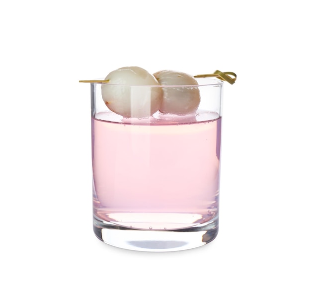 Lychee-Cocktail mit frischen Früchten, isoliert auf weiss