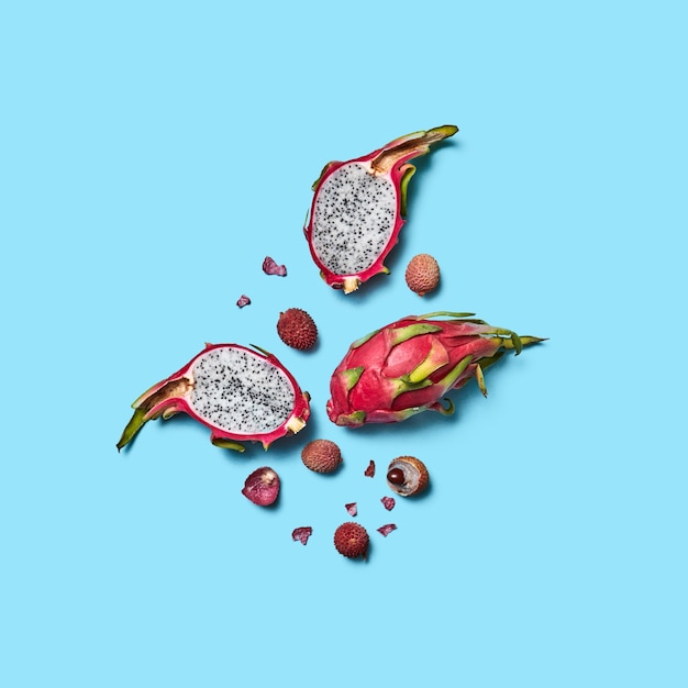 Lychee-Frucht und Pitahaya auf blauem Hintergrund mit Kopienraum für Textflachlage