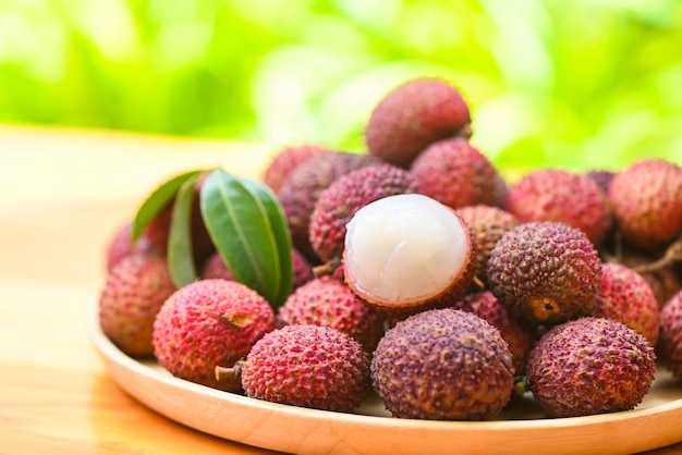 Lychee frui con hoja verde sobre fondo de placa de madera lichi maduro fresco pelado del árbol de lichi en fruta tropical Tailandia en verano