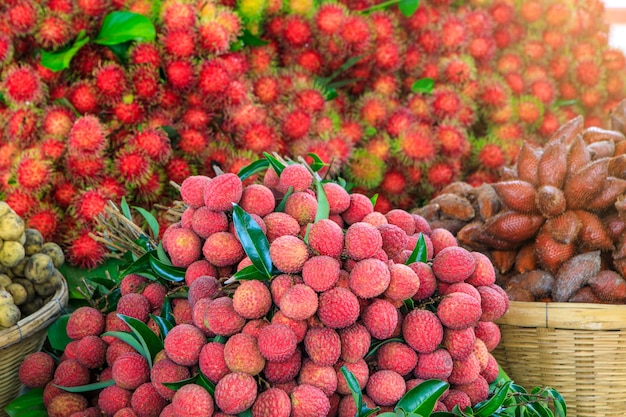 Lychee; fruta tropical en el mercado.