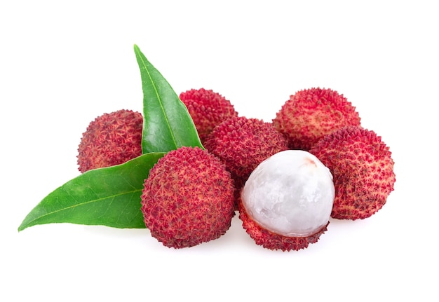 Lychee mit Blättern auf weißem Hintergrund