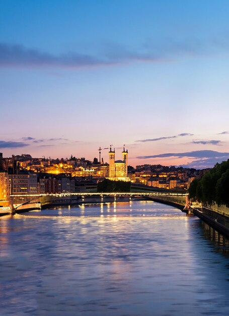 Lyon após o pôr-do-sol com o rio Saone