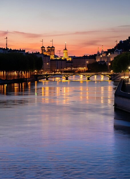 Lyon después de la puesta del sol con el río Saone