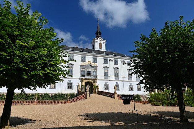 Lysice Un hermoso castillo antiguo en la República Checa Un día soleado de verano y un consejo para un viaje en familia un popular lugar turístico