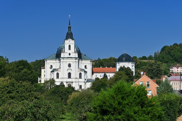 Lysice Un hermoso castillo antiguo en la República Checa Un día soleado de verano y un consejo para un viaje en familia un popular lugar turístico