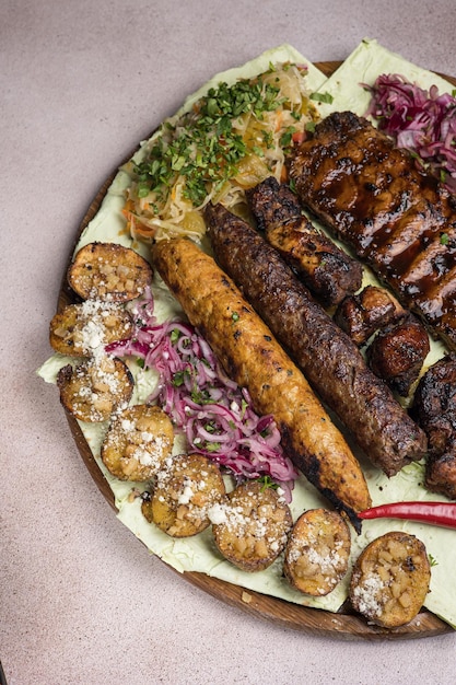 Foto lyulya kebab em um restaurante ou pub closeups