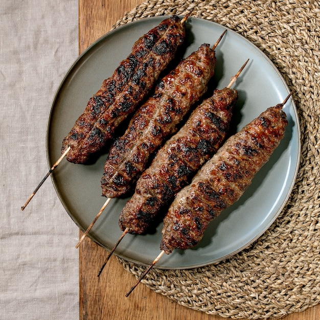 Foto lyulya kebab de ternera picante a la parrilla en palitos