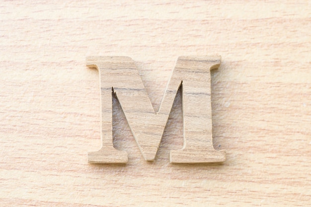 M-letra do alfabeto de madeira real.