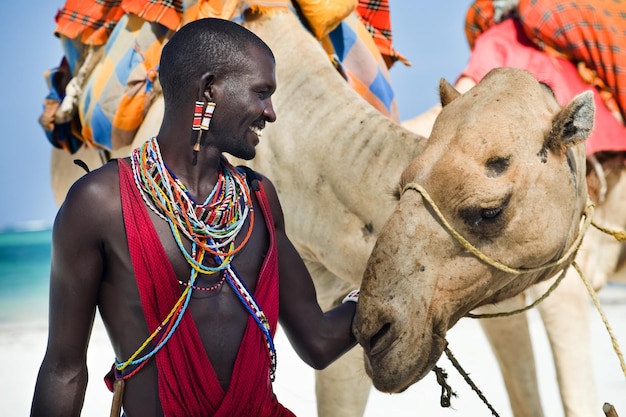 Maasai sentado à beira-mar